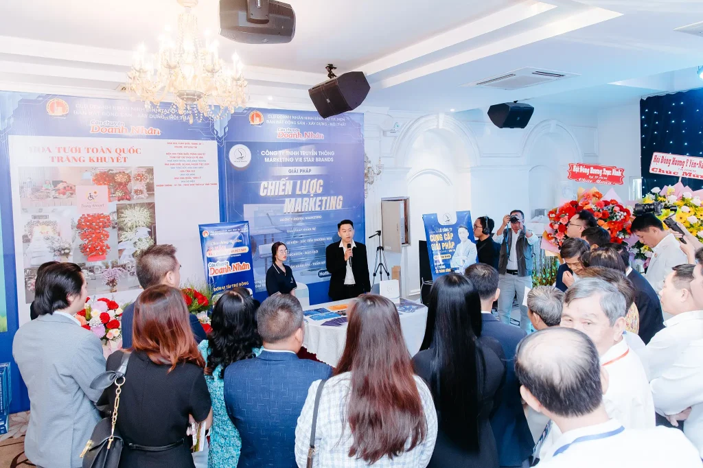 Vie Star Brands giới thiệu giải pháp chiến lược marketing tại sự kiện CLB Doanh nhân Nam Định, thu hút đông đảo doanh nghiệp và đối tác tham dự.