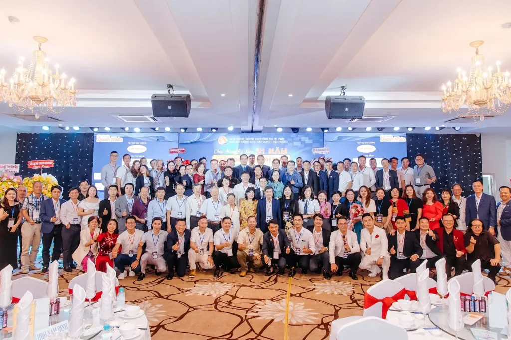 "Ảnh tập thể tại sự kiện Câu Chuyện Doanh Nhân 2025 cùng Vie Star Brands"