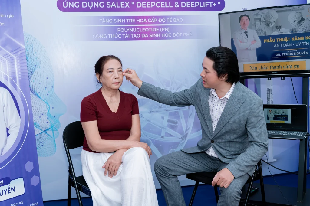 "Khách hàng trao đổi với bác sĩ tại sự kiện You N Young"