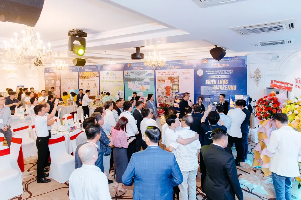 Khách tham quan gian hàng Vie Star Brands tại sự kiện Câu Chuyện Doanh Nhân 2025