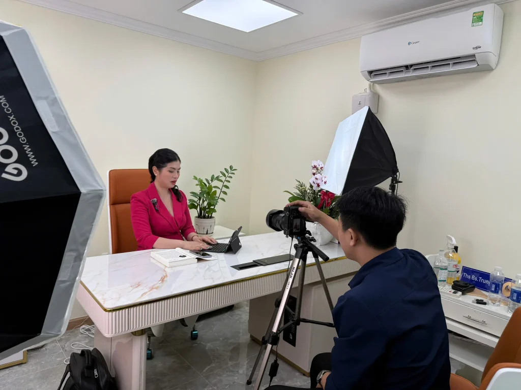 Vie Star Brands thực hiện buổi quay video chuyên gia cho Quế Phi, xây dựng hình ảnh thương hiệu cá nhân chuyên nghiệp trong lĩnh vực làm đẹp và chăm sóc da.