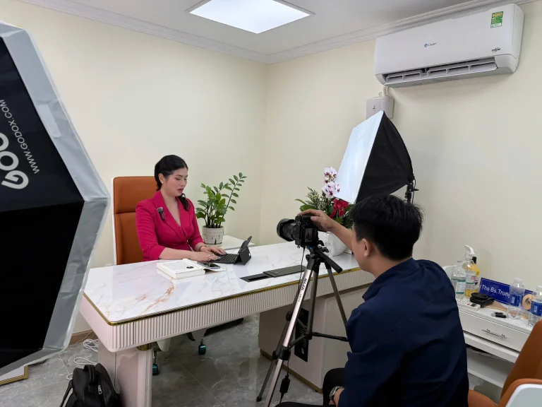 Vie Star Brands thực hiện buổi quay video chuyên gia cho Quế Phi, xây dựng hình ảnh thương hiệu cá nhân chuyên nghiệp trong lĩnh vực làm đẹp và chăm sóc da.