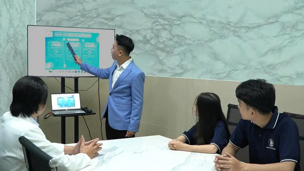 đội ngũ Vie Star Brands họp chiến lược kinh doanh và giải pháp vận hành doanh nghiệp