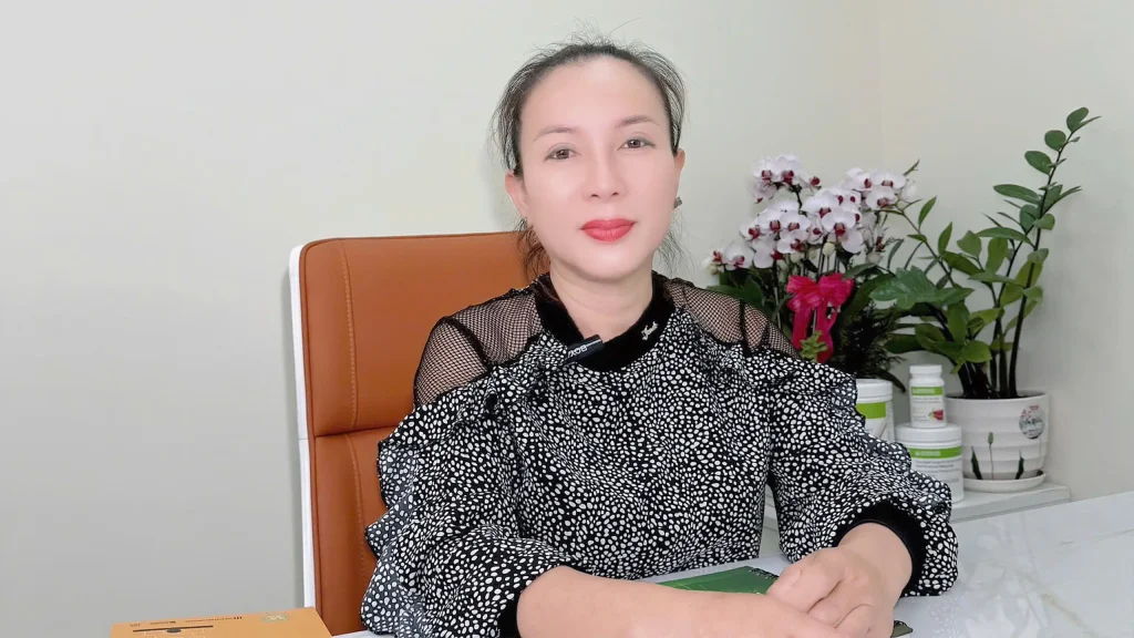 Bảo Trang chia sẻ kiến thức dinh dưỡng trong video thương hiệu cá nhân.